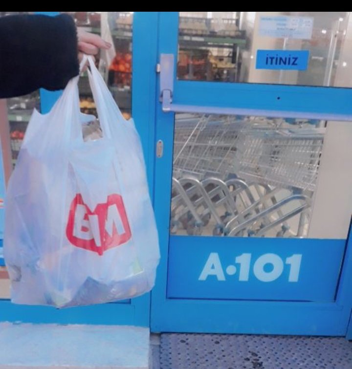 Erkekler siz nasıl aldatıyorsunuz ya? Ben daha elimde Bim poşeti ile A101 e giremiyorum..