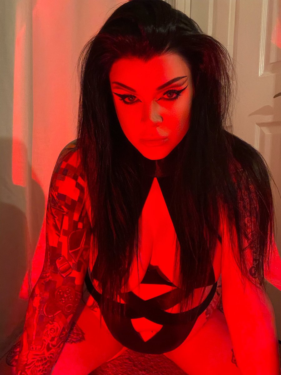 jesswhite5857's tweet photo. What’s everyone’s plans for the weekend? #buyingcontent #sellingcontent #gothicgirl #gothgirlfriend #gothiccc #altgirl #nsfwtw #nsfw #nsfwaccount #onlyfans #Onlyfans_Girls #onlyfanspromote https://t.co/9gVy8Bfv4m