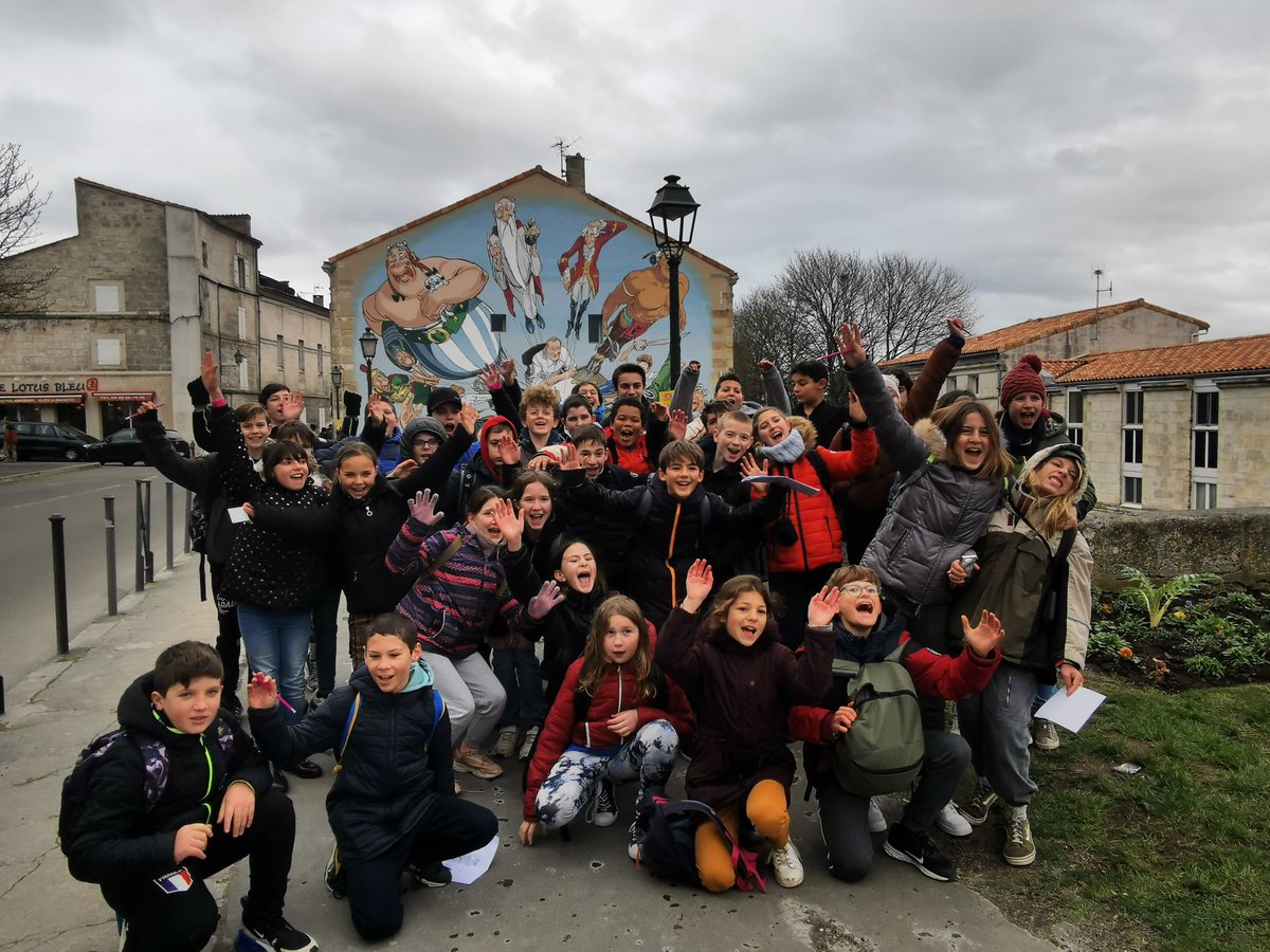JeanRostandGers's tweet photo. Jour 1 au @bdangouleme : découverte de la ville et 1ers ateliers de pratiques artistiques pr les élèves de @JeanRostandGers! Du froid, des bulles et des "cap ou pas cap" auprès des illustrateurs ! #projetbd #bullesenfolie #dedicaces @dsden_32 @actoulouse https://t.co/Q50Qw3XWox