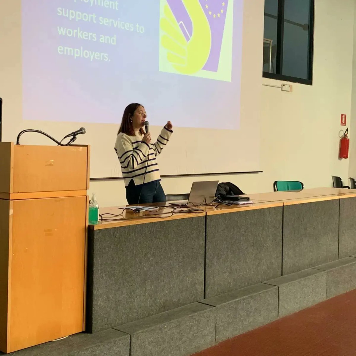 Erasmus+
Hoy, la profesora de FOL Pilar Ortuño ha ofrecido una sesión de formación a los alumnos del Liceo Científico Donato Bramante, alumnos de 16 a 18 años, sobre el proceso de búsqueda de empleo en Europa. Con esta sesión ha concluido la semana de Job Shadowing.