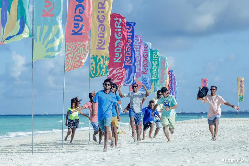 usedgovmv's tweet photo. ކުޑަގިރި ޕިކްނިކް އައިލެންޑް ހުޅުވުން އަންނަ މަހު 

އައްނަނީ އައްނަނީ 😂😂😂 https://t.co/2kilRxpfik