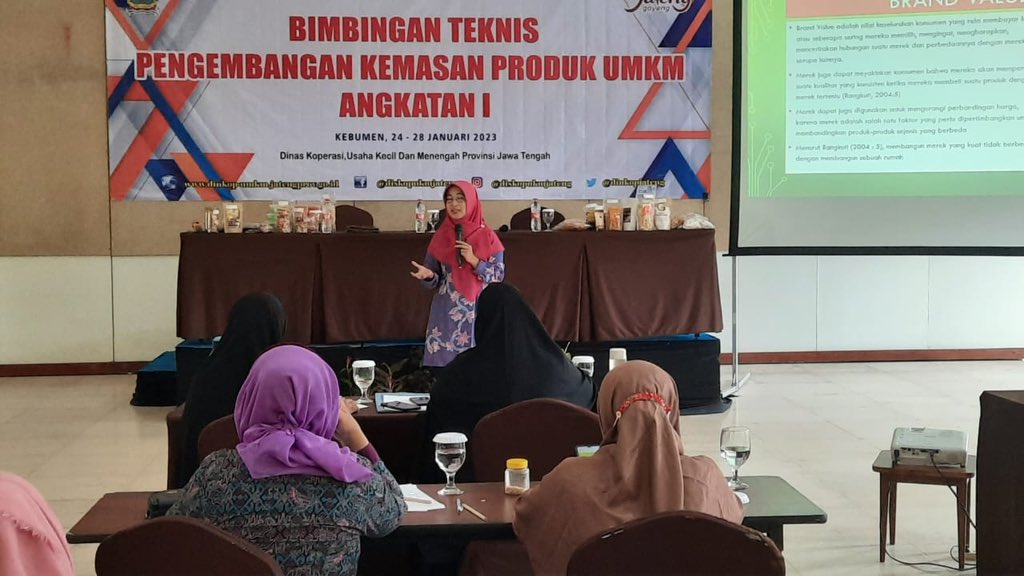 Kebumen - Kemasan selain berfungsi sebagai pelindung produk juga sebagai sarana promosi atau branding, oleh karena nya kemasan harus dibuat menarik atau eye catching sehingga konsumen bisa tertarik dan akhirnya membeli produk tersebut. (1/5)