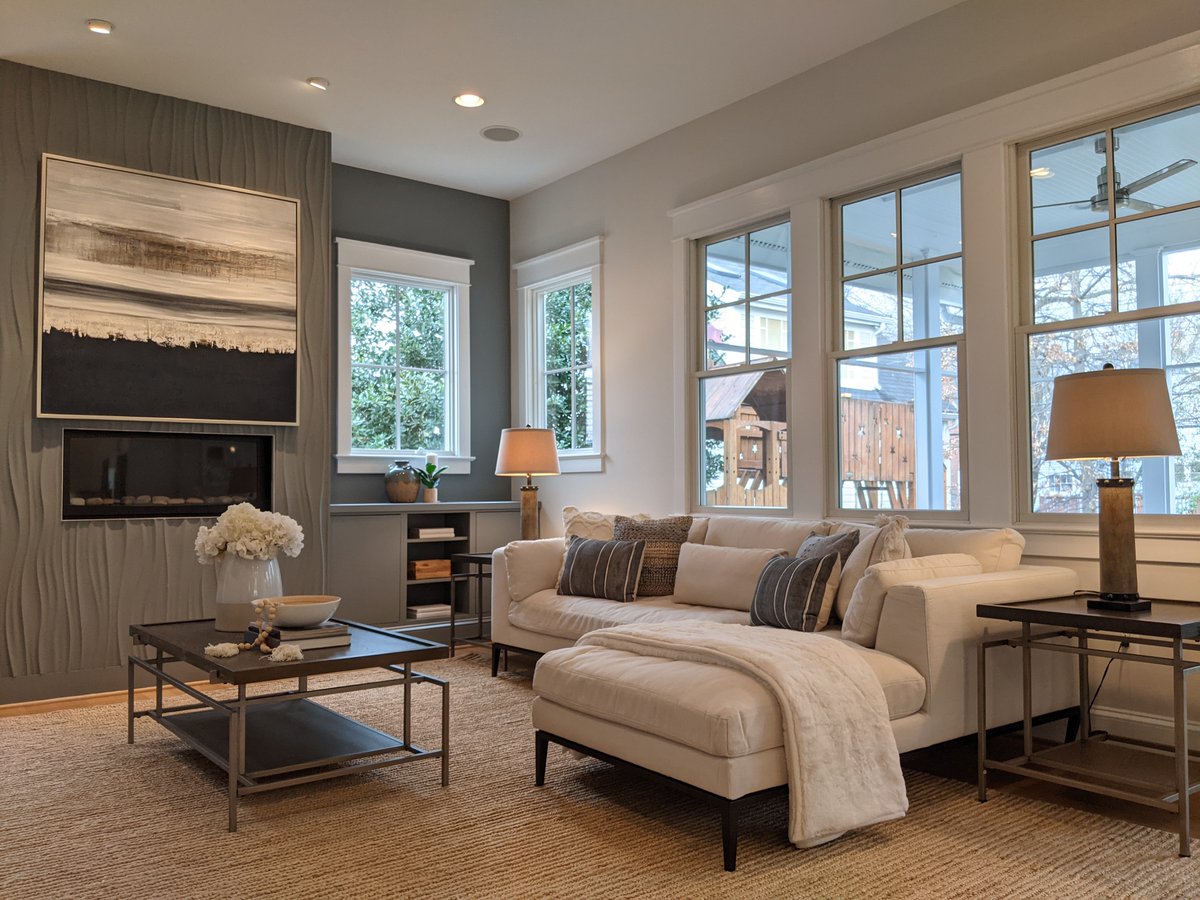 StagedInterior's tweet image. Earth tones and textured whites create a cozy atmosphere in this Clarendon home. 

Interested in staging your property?
Use this link to get a QUICK QUOTE.
stagedinterior.com/quickquote
📞 703-261-7026

#homestaging #stagedinterior #staging #stagedtosellhome