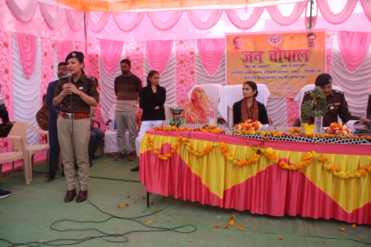 newstrackmedia's tweet image. चित्रकूट : अवैध शराब-गांजा बिक्री रोकने को एक माह चलेगा विशेष अभियान
साइबर अपराध नियंत्रण जिले के थानो में साइबर हेल्प डेस्क स्थापित

एडीजी प्रयागराज ने मप्र सीमा से सटे गांव इटवां डुडैला में लगाई चौपाल
#Chitrakoot  @chitrakootpol #cyberhelpdesk