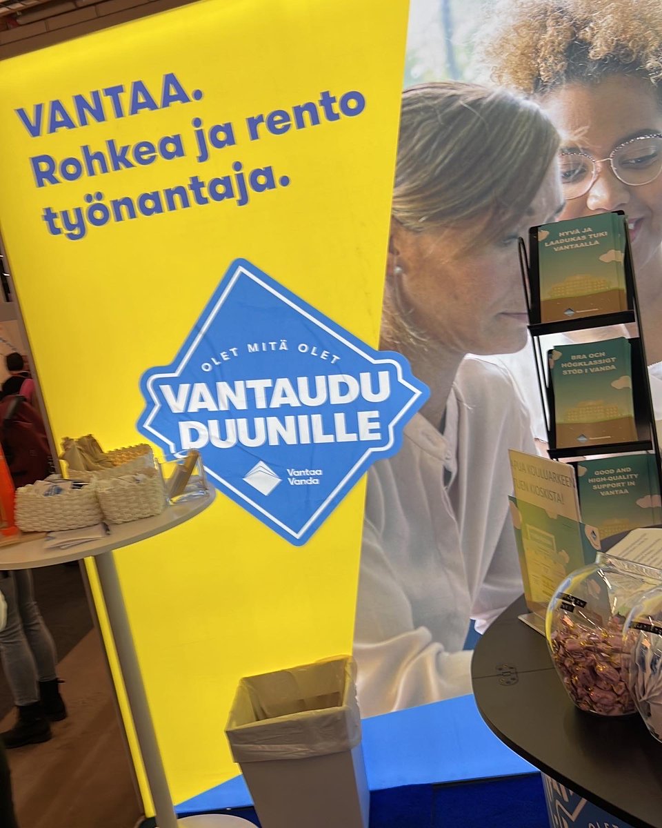 HVaronen's tweet photo. Fiiliksiä Educa-messuilta, jossa ⁦@VantaanVaria⁩ hyvinvointiteknologia opiskelijat ja opettajat toivat messuvieraiden iloksi Paro robottihylkeen ⁦@VantaanKaupunki⁩ pisteelle. Hän ihastutti ja ilostutti messuilijoita. 

#ammatillinenkoulutus #toinenaste https://t.co/IGW4fI4nPE