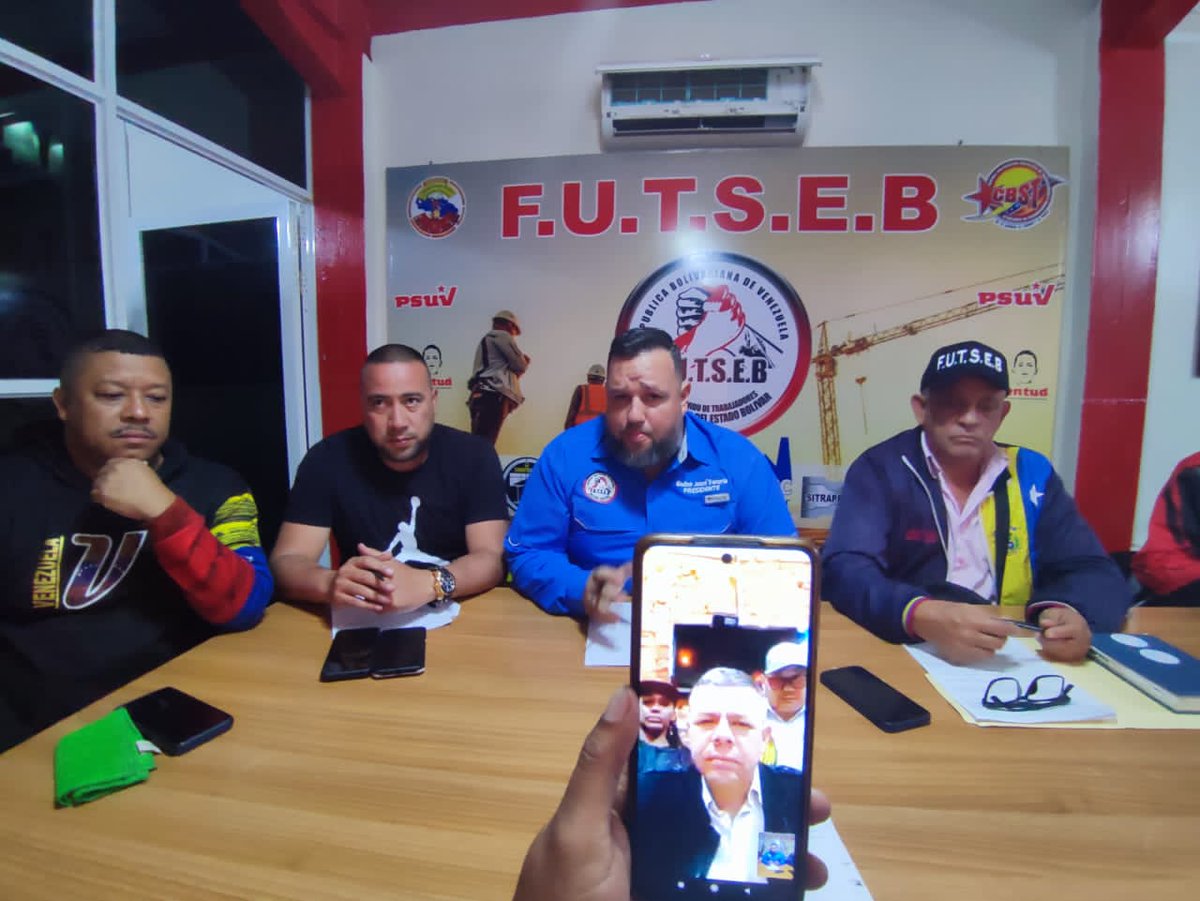 SutraBolivar's tweet photo. Directiva de @Futseb1 sostuvo reunió, a través de video llamada, con el Comité y agremiados de @FUNTTBCCAC_VZLA, donde se presentó formalmente la nueva Junta Directiva del frente sindical para el periodo 2023-2025.
#Trabajo
#construccion
#Equipo
#fuerza
#reimpulso
#compromiso https://t.co/mgqQDZpKmO