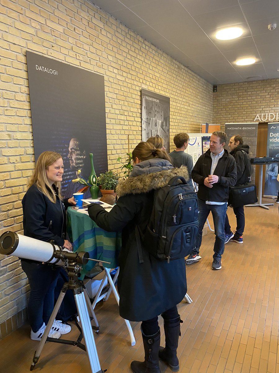 Nat_ViceDeanEDU's tweet photo. Naturvidenskablig inspirationsdag på @NatSci_AU Det var herligt at se masser af engagerede lærere fra ungdomsuddannelserne 😀 https://t.co/JOATemZ0Js