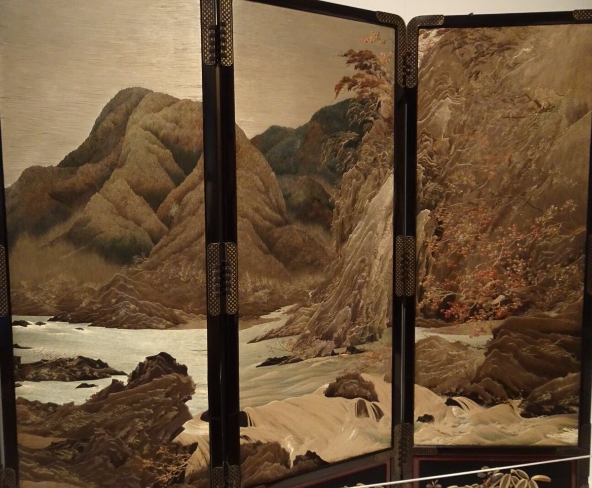 becky_cmd's tweet photo. This embroidered screen on display in the #Japan: Courts & Culture exhibition in the #QueensGallery is a masterpiece, with amazing depth and movement (three of four panels shown) @RCT #embroidery https://t.co/aDVaO018C9