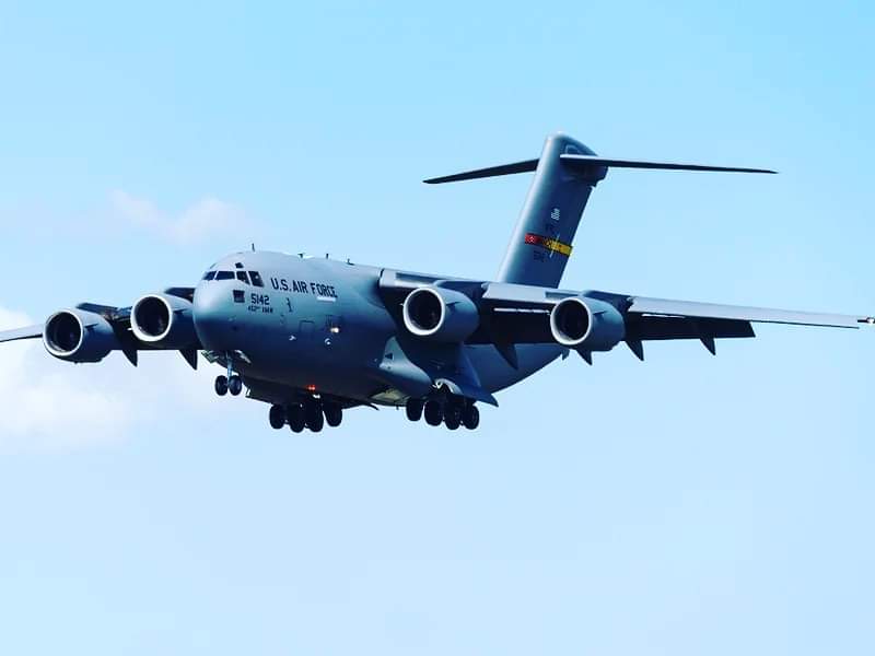 Capitaine_Jon's tweet image. The all around awesome Boeing C-17 Globemaster III. This is a Tactical Transport Aircraft introduced in 1993.  Her payload is over 169,000 pounds and know for transporting our military vehicles around the world. #PilotFun101 #Aviation #MilitaryAircraft #USA