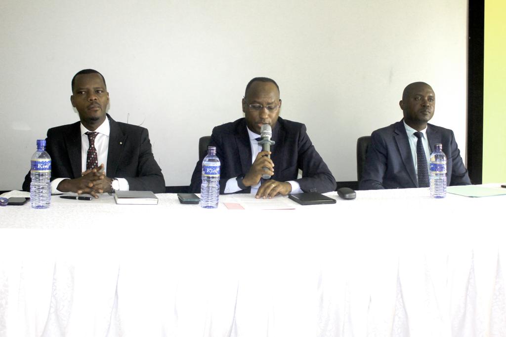 JumuiyaTv's tweet photo. #Burundi Juvénal Sakubu, directeur général de #Bumac et Gilbert Nzeyimana, directeur général de #Afritextile sont respectivement élus président et vice président de l'#AIB https://t.co/fLAX4M49SP
