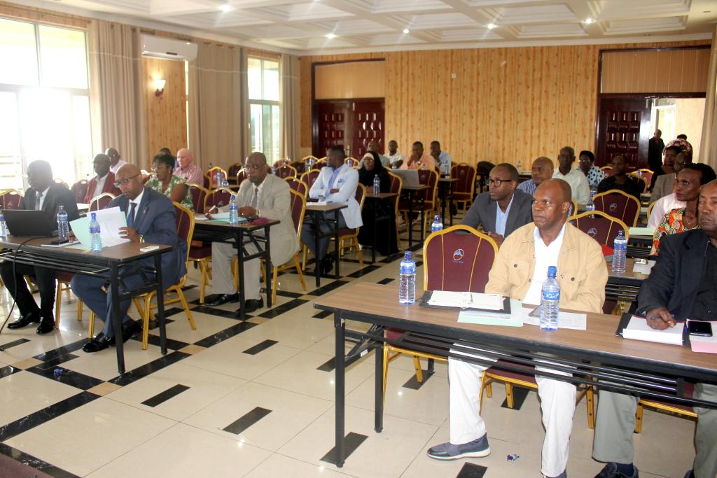 JumuiyaTv's tweet photo. #Burundi Juvénal Sakubu, directeur général de #Bumac et Gilbert Nzeyimana, directeur général de #Afritextile sont respectivement élus président et vice président de l'#AIB https://t.co/fLAX4M49SP