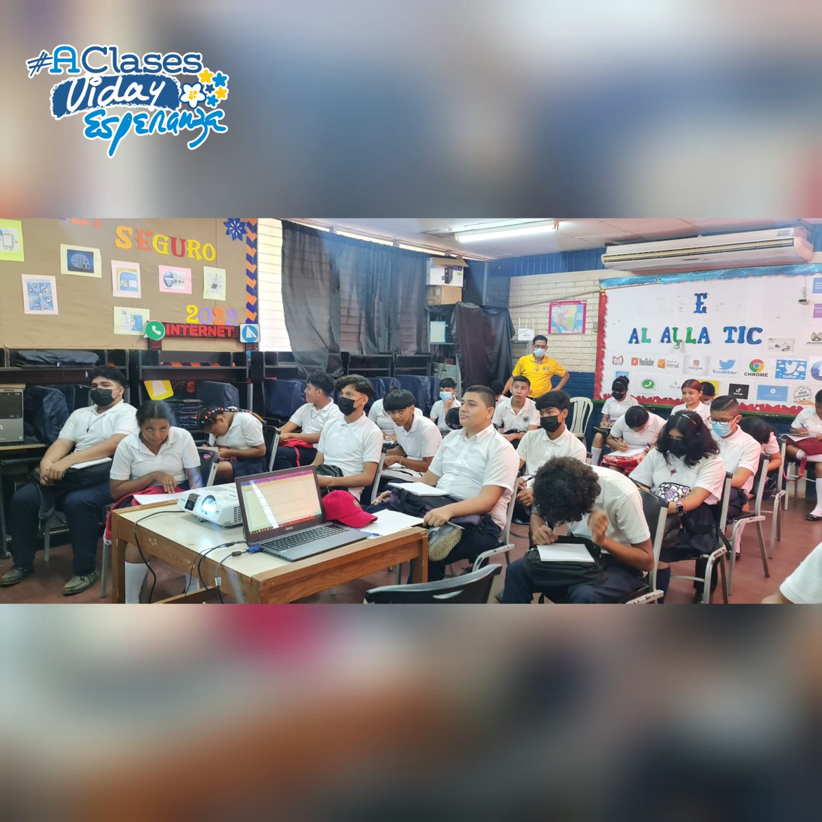 reimos02's tweet photo. Estudiantes de Secundaria del Colegio Público Benjamín Zeledón, participan en el proceso de aplicación de las pruebas diagnosticas de Lengua y Literatura.
#AClasesVidayEsperanza https://t.co/wK4QBCDhlF