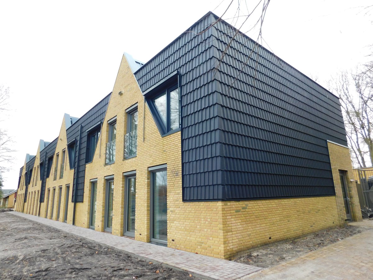 Op een prachtige locatie dichtbij het centrum van #Burgum realiseerden we 8 #appartementen en een #woongebouw met 16 studio’s voor kwetsbare mensen. Vandaag vieren we de oplevering samen met <a href="/AlliadeOnline/">Alliade</a>, waarvoor wij de opdracht uitvoerden. Lees meer: bit.ly/3RdgvIi