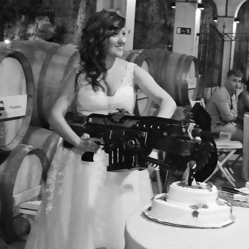 Dije que en mi boda cortaría la tarta con mi Lancer de #GearsofWar y así lo hice.

Perdonad, os debía esta foto desde hace mucho 😋
