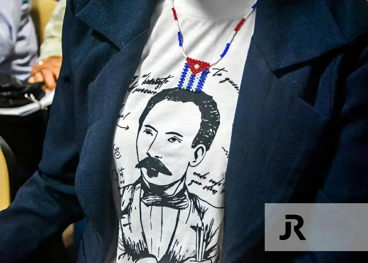 La luz⭐ de las antorchas en esta noche de enero iluminará el pensamiento del Apóstol porque #MartíVive en cada cubano que tiene por convicción la idea de una Patria🇨🇺 "Con todos y para el bien de todos" sigue siendo #SuAntorchaMiFuerza
#MartianosHoy