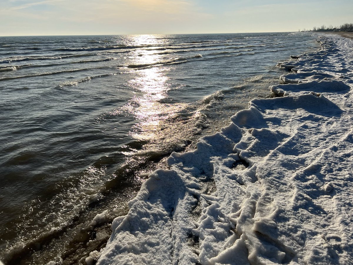 laryholland's tweet photo. @vizurantvis @oscodatownship Shores of Great Lake Huron. Just getting winter started. Waves and Sunshine. #lakehuron #beachfront #winter2023 #oscodami #destinationoscoda https://t.co/obOrWaS4Tn