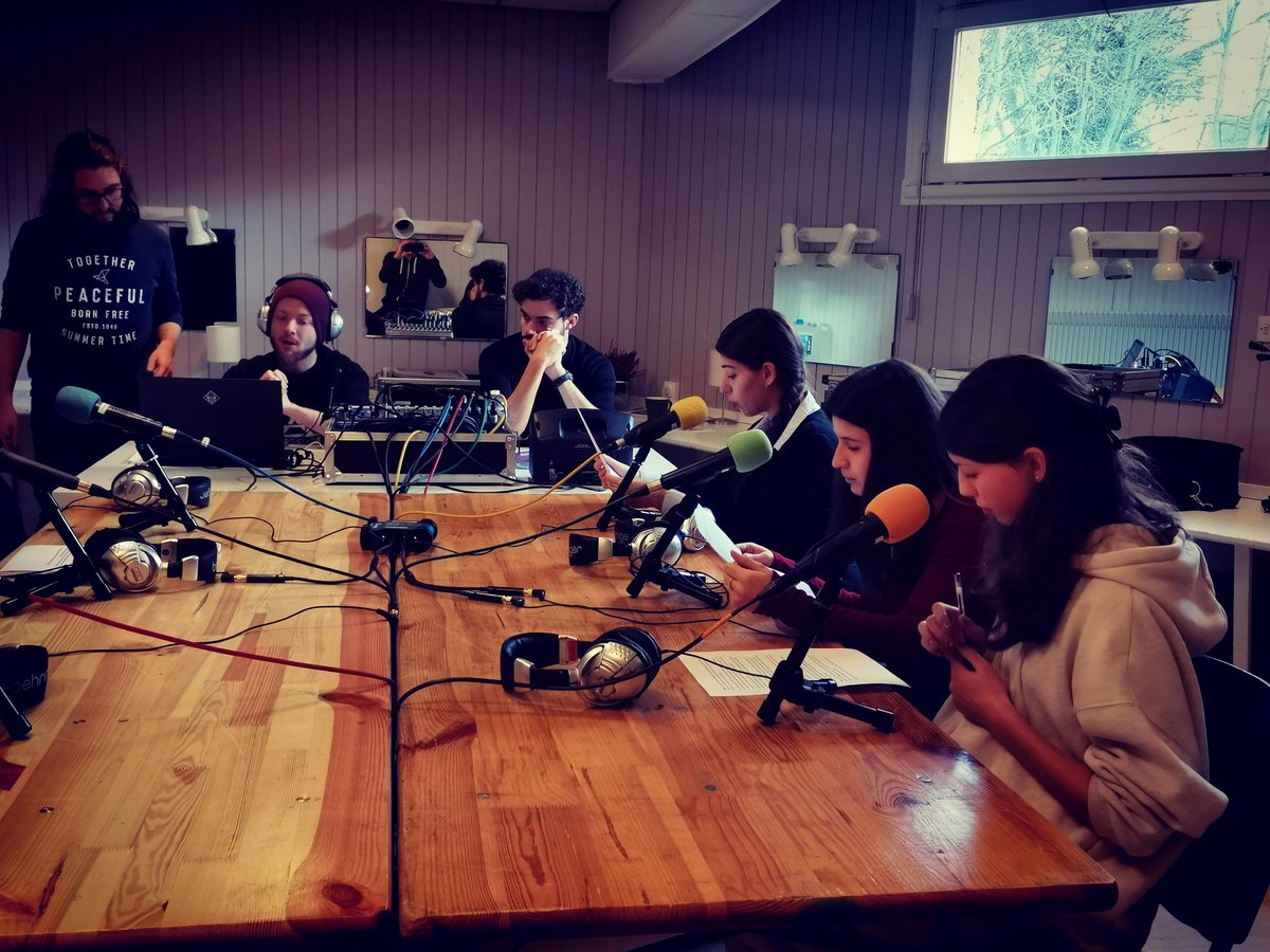 racine_du's tweet photo. Journée de rencontre théâtrale interscolaire de l'Orne organisée par la @Snat61 avec nos 3e CHAT et des élèves des lycées Marguerite de Navarre et Saint François. Au menu : #improvisations chorales, atelier #webradio... Un échange qui permet d'enrichir ses pratiques théâtrales😜 https://t.co/eKda2CTJbb