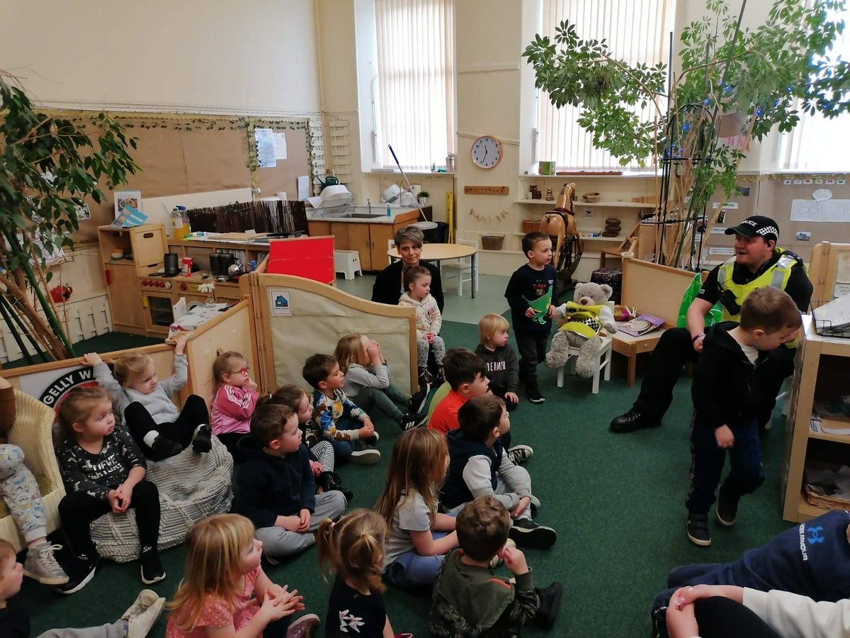 PSOSCowdenbeath's tweet photo. 👮‍♂️In the Community👮‍♂️

PCs Scola and Barker have been visiting @LochgellyWestPS today delivering inputs to many of the pupils.

We love positive engagement with our local schools and hopefully inspiring some future officers.

#BeTheDifference
#Lochgelly
#KeepingPeopleSafe https://t.co/VSR9Xht92O