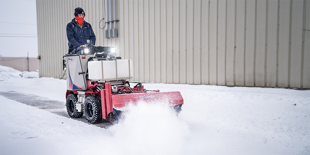 ventrac's tweet photo. This one-pass snow removal and de-icing machine is engineered with the operator in mind.
Check out all the features of the Ventrac SSV -https://t.co/lxmP5FR8DE
#snowremoval #snowandicemanagent #snowcontractor #ventrac #ventracssv #snowbroom https://t.co/XKikklRfr4