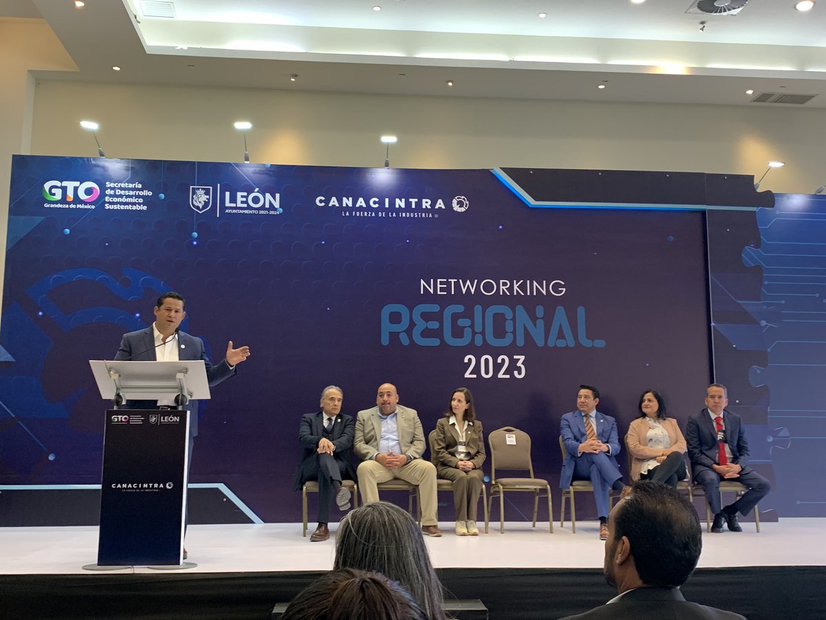 Paola_Vazqz's tweet photo. “En Guanajuato estamos convencidos que creando riqueza eliminamos la pobreza y no así con dádivas” @diegosinhue 👏🏻
Networking Regional 2023 @CANACINTRA_Leon 
#Lafuerzadelaindustria ⚙️ https://t.co/KTqdC1rq2O