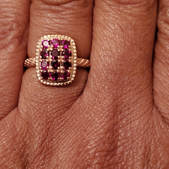 radiance1992's tweet photo. So good I had to share! Check out all the items I'm loving on @Poshmarkapp from @Ladygm609 #poshmark #fashion #style #shopmycloset #djoy #unbranded #garnet: https://t.co/ZaDaynHy16 https://t.co/MX6RhPRxj2