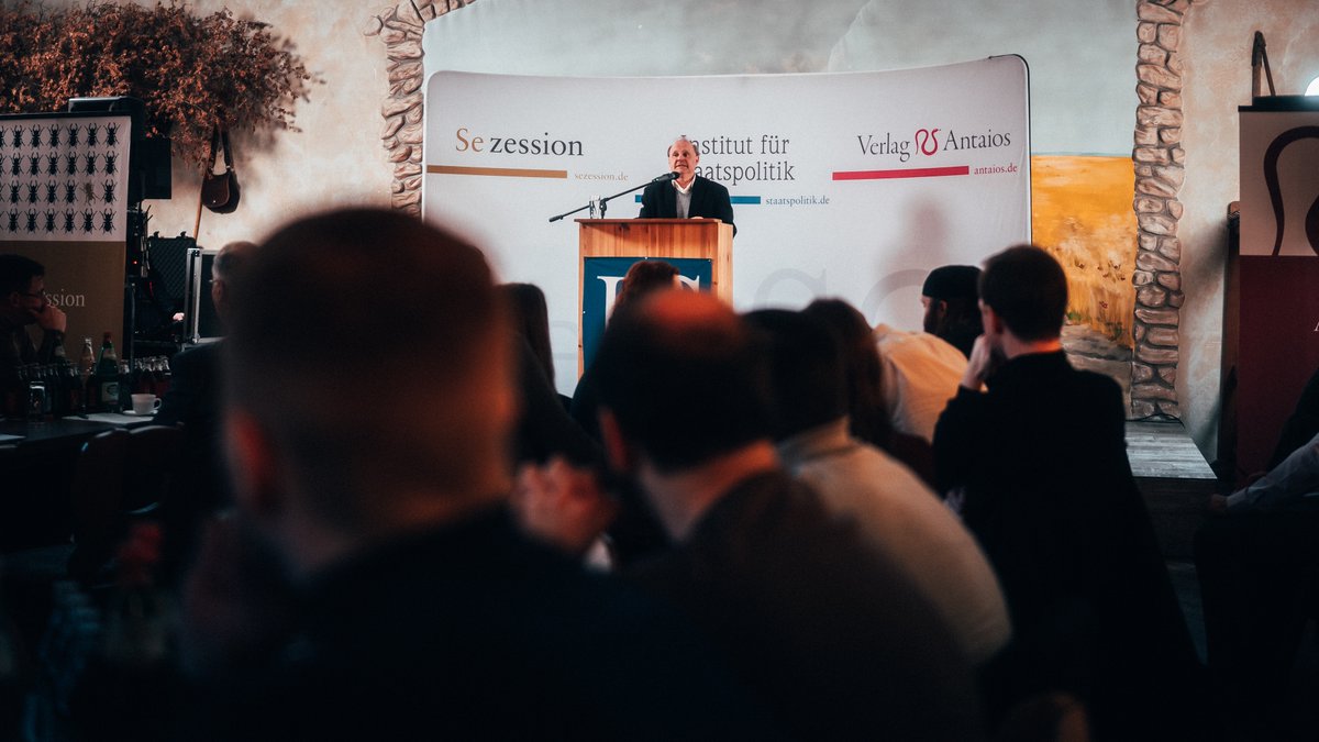 SiNetz's tweet photo. Prof. Felix #Dirsch führt durch die Geschichte der Rechtsparteien seit 1945, stellt Köpfe und Programme vor: 

Der Vergleich mit der #AfD macht Unterschiede und Gemeinsamkeiten deutlich, legt Schlussfolgerungen nahe. #Schnellroda #sr2801 4/🧵 https://t.co/ydrBKXlhGO