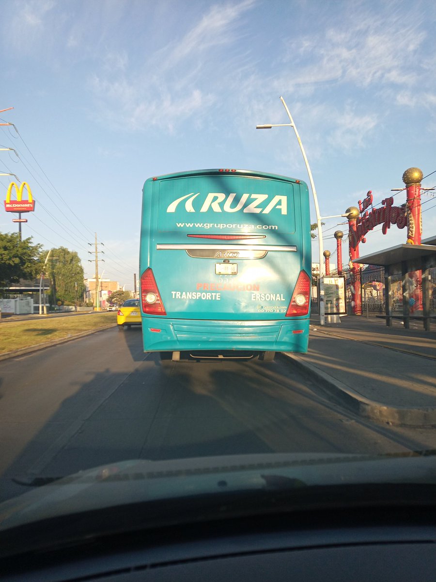 gazepeda's tweet photo. Esta unidad de Grupo Ruza va manejando de forma muy inadecuada, metiéndose entre los vehículos de forma agresiva y pasándose los altos. Esto fue entre las 8:00 y 8:15 de la mañana por la zona de la Normal en Guadalajara. @Trafico_ZMG @MovilidadZap @TransporteJal https://t.co/SR06H9qriy