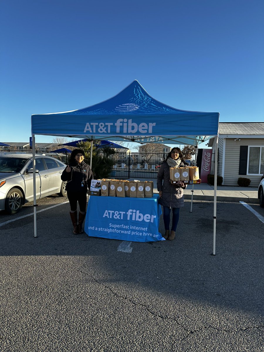 wcastilloATT's tweet photo. Breakfast on the go for our favorite community ⚡️@VanHorne_Estate ⚡️ #LifeAtATT #WinAsOne #IHXELPASO #IHXNWT @JudyYQuintana @momunoz915 https://t.co/iURA27jFnT