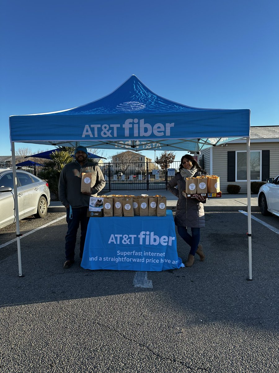 wcastilloATT's tweet photo. Breakfast on the go for our favorite community ⚡️@VanHorne_Estate ⚡️ #LifeAtATT #WinAsOne #IHXELPASO #IHXNWT @JudyYQuintana @momunoz915 https://t.co/iURA27jFnT