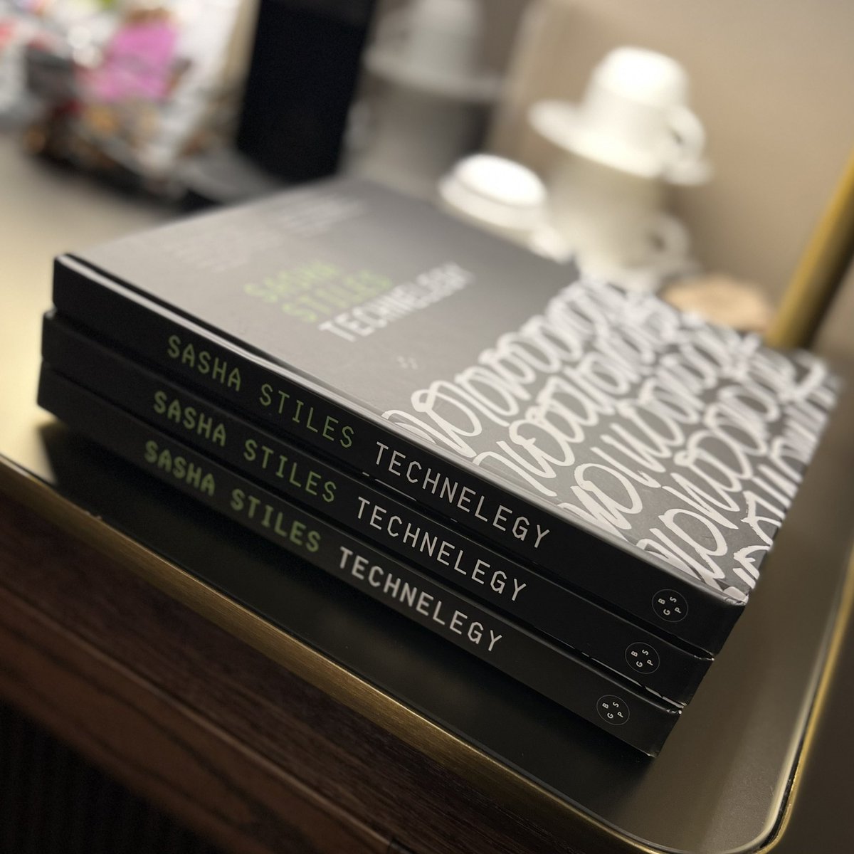 sashastiles's tweet photo. hi nyc, i have a few copies with me… https://t.co/87eSahPcv6