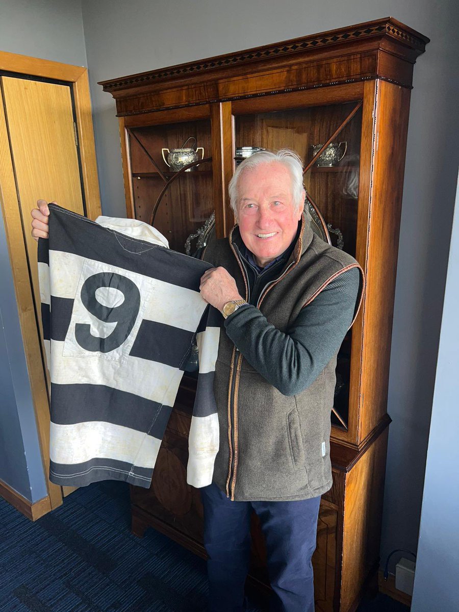 Cardiff_Rugby's tweet photo. 5️⃣0️⃣ years since Gareth Edwards scored *that* try for @Barbarian_FC against @AllBlacks

It was a pleasure to have Gareth at @ArmsParkCardiff recently, with the very jersey he wore on that famous day in 1973.

😍 *Y* cais. *Y* gêm. *Y* crys. https://t.co/preTZmb8ef