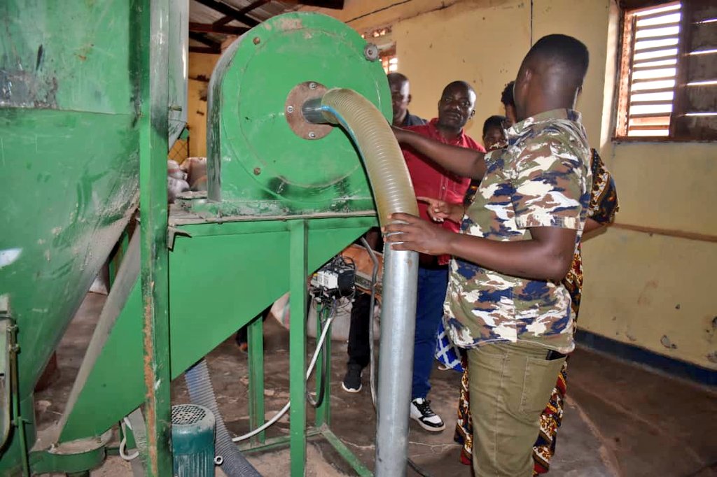 ABPInfos's tweet photo. #Burundi Le gouverneur de @makambaProvince visite un jeune entrepreneur à #Nyanza_Lac qui a initié la Ferme d'Innovation et de Formation Agro-Pastorale (#FIFAP) où il fabrique les aliments du bétail. Ce jeune Ciza Neuphtalie a déjà commencé l'élevage des lapins. https://t.co/N1ffiAHHCX