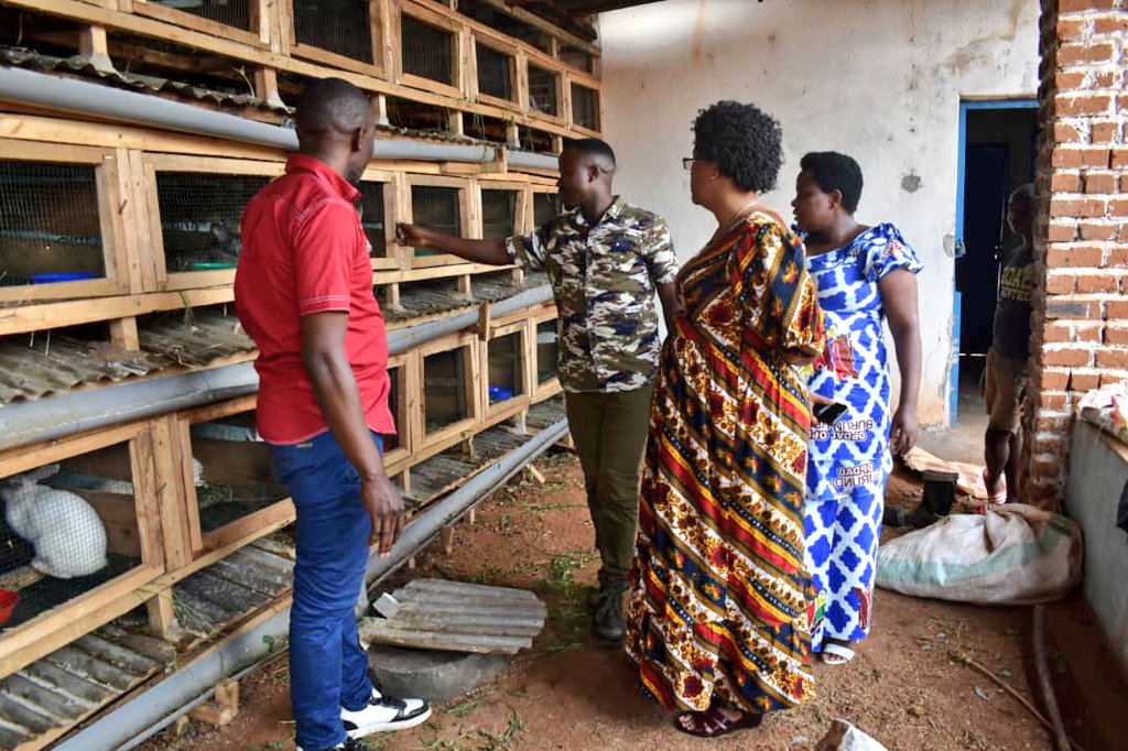ABPInfos's tweet photo. #Burundi Le gouverneur de @makambaProvince visite un jeune entrepreneur à #Nyanza_Lac qui a initié la Ferme d'Innovation et de Formation Agro-Pastorale (#FIFAP) où il fabrique les aliments du bétail. Ce jeune Ciza Neuphtalie a déjà commencé l'élevage des lapins. https://t.co/N1ffiAHHCX