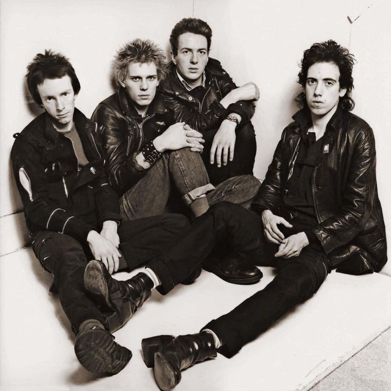 SukursalRock's tweet photo. “Was later used as a classic example of the kind of contract that no group in the world should ever sign—the group had to pay for their own tours, recordings, remixes, artwork, expenses ..” 🤦♂️ If you're a band take care. 3/3 #TheClash #CBSContract #Punk #Rock #BadContract #RockOn https://t.co/2dDT2iiTwS