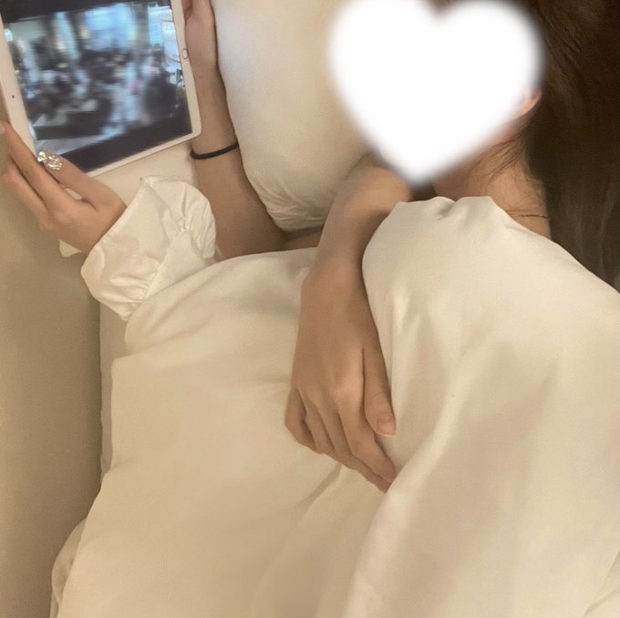 今日は金曜日なので夜更かし🥺❤︎ 一緒にNetflixを観ています~ 🎦  Aya https://t.co/MmI6YMxqmh