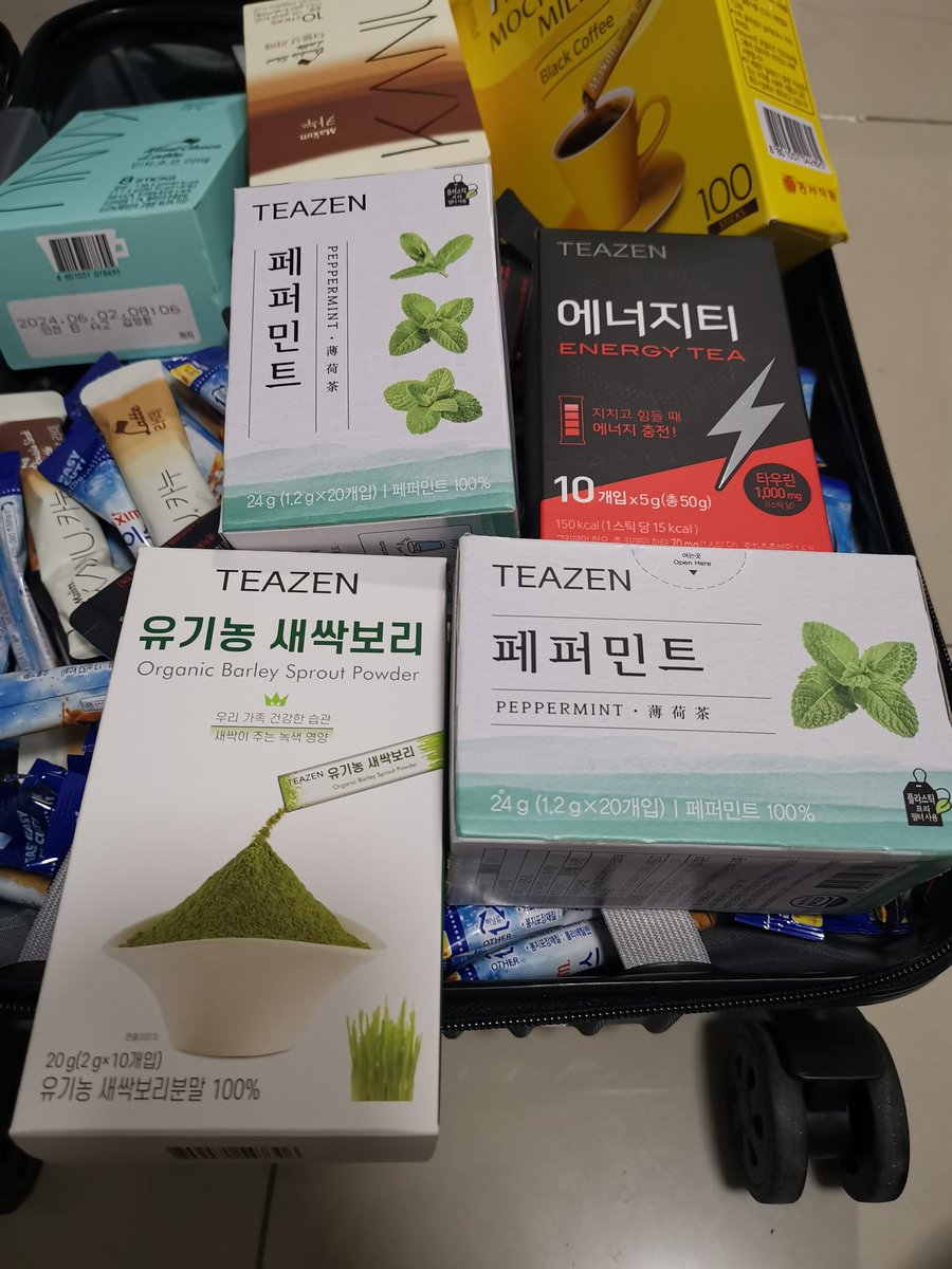 foreteee's tweet photo. But I already bought Teazen from my recent trip!!! Hahahaha 😂 #KimSeonHo #KimSeonHo김선호 https://t.co/lQ2BviON4K