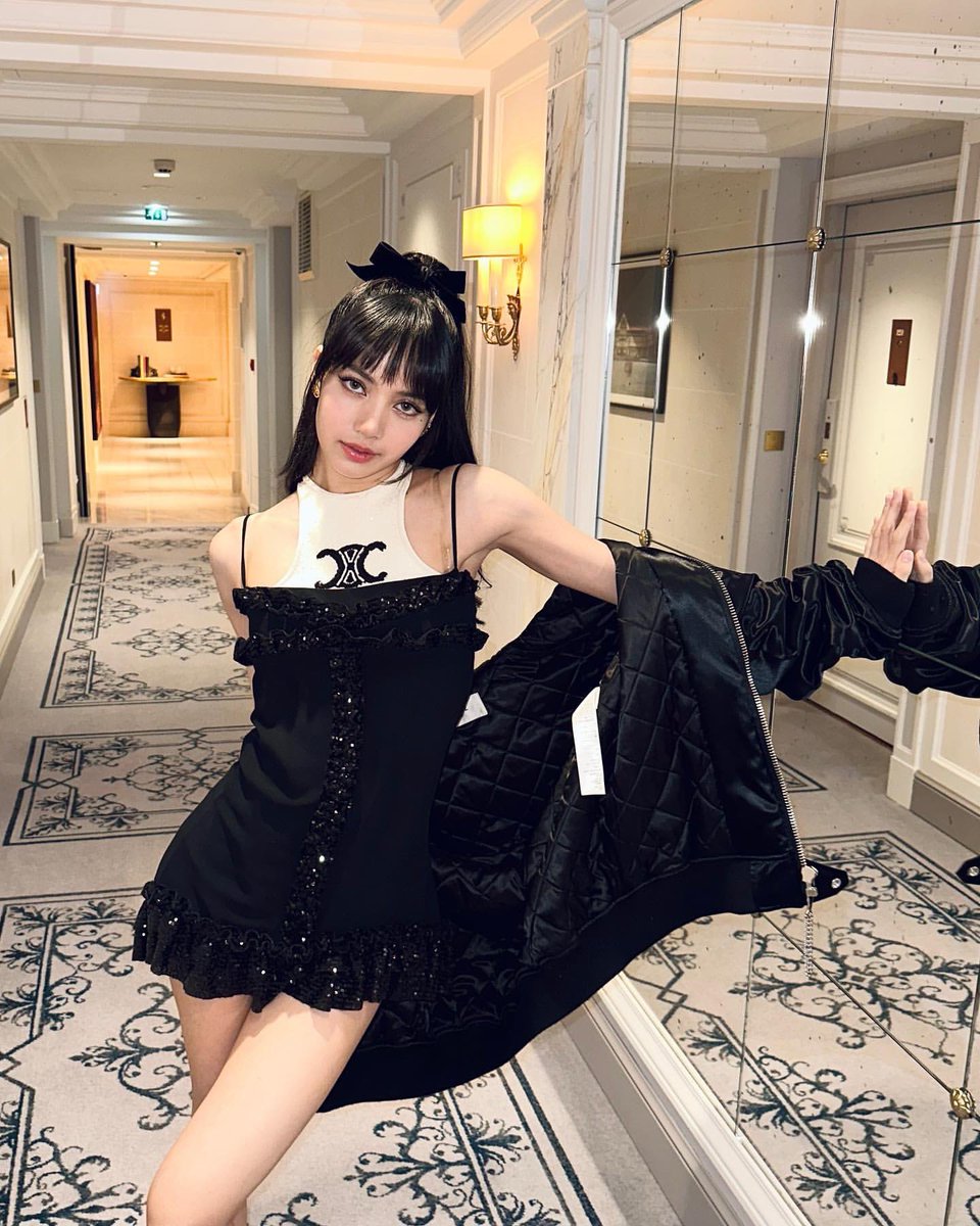 1711Kaka's tweet photo. “Lisa in Paris 💙🤍❤️”
อ้ยเริสมากค่ะลูกสาว~

#LISAXCELINE #LALISA #ลิซ่า​ #MONEY​ #리사 #LISA https://t.co/U9V3bIcgeQ