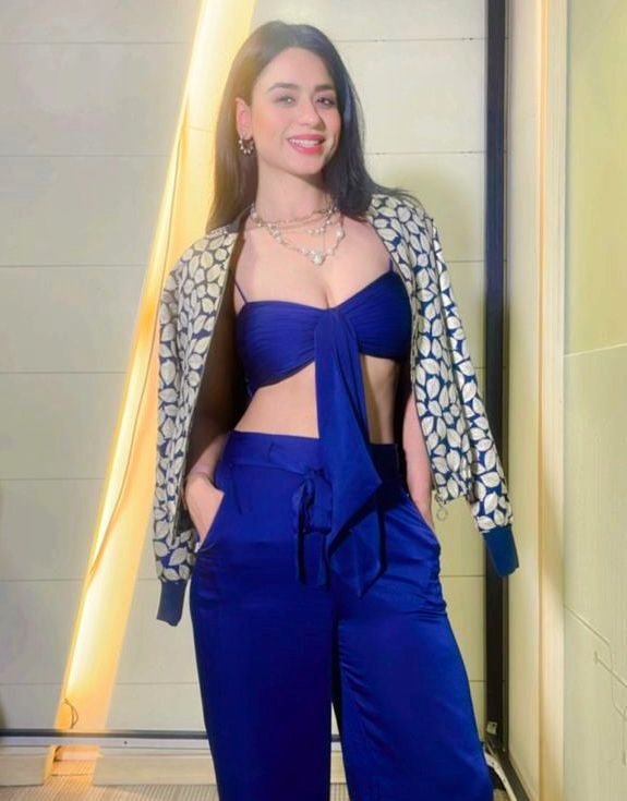 soundarya_20's tweet photo. Beginning with a journey I left behind- Real Life! 
Happy to be back and meet my close ones and ofcourse my new extended family, my squad and each and everyone of you who believed in me and showered your love ♥️ 
Love you all 🤗 https://t.co/UjeVDpZQg2