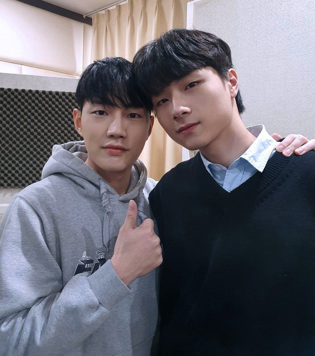 otp_bl's tweet photo. Foi Liberado as primeiras imagens oficiais de #WHYRU_KOR, o remake coreano do BL tailandês #WhyRUTheSeries!

Yehwan e Jungmin irão prontagonizar Kim Jioh e Jeong Yiwon, os nossos SaifahZon da nova versão.

ainda segue sem datas.

#BL #BoysLove #BLCoreano #BoysLoveBoys https://t.co/Uj2pT5Wgwx