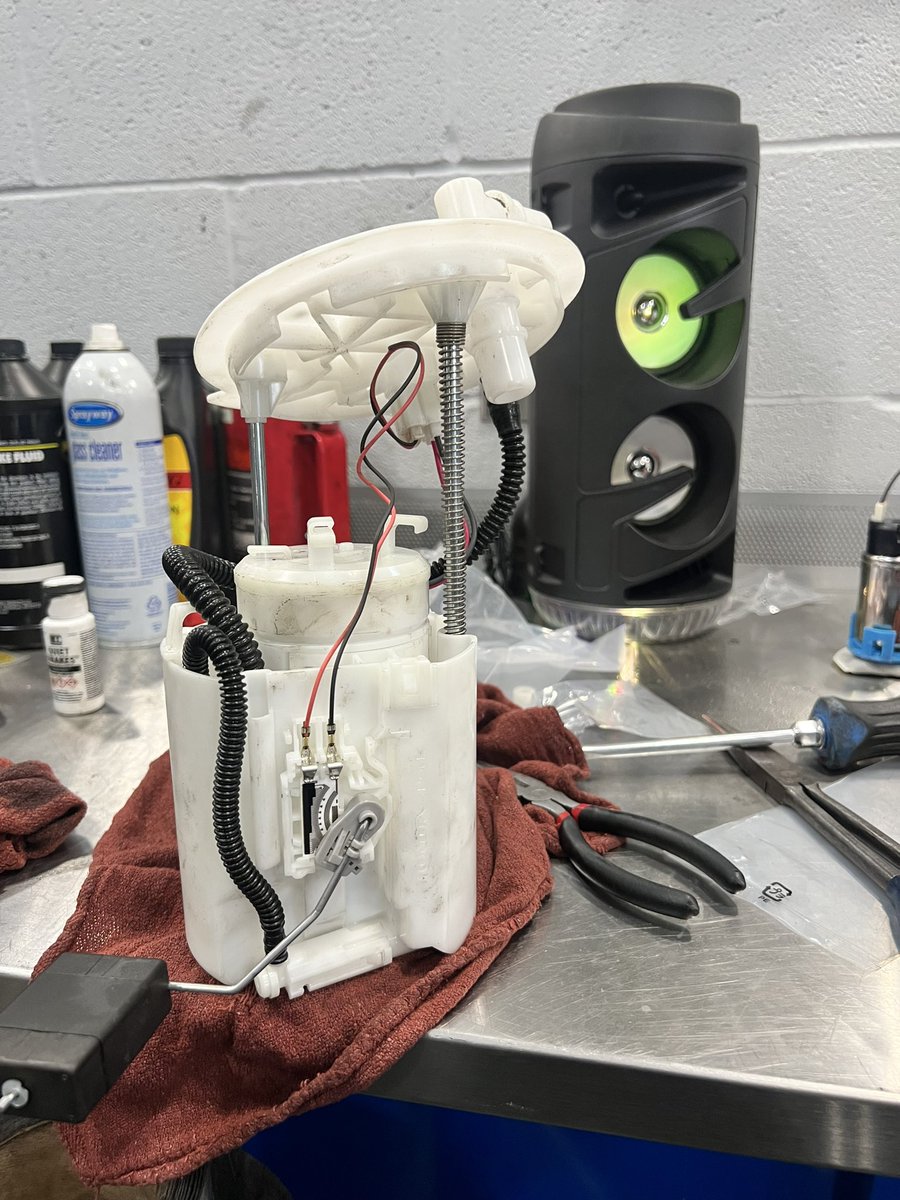 JsAuto_'s tweet image. Rebuilding A Fuel Pump !! FYI Do Not Request For A Fuel Pump Replacement With A Tank Full Of gas.