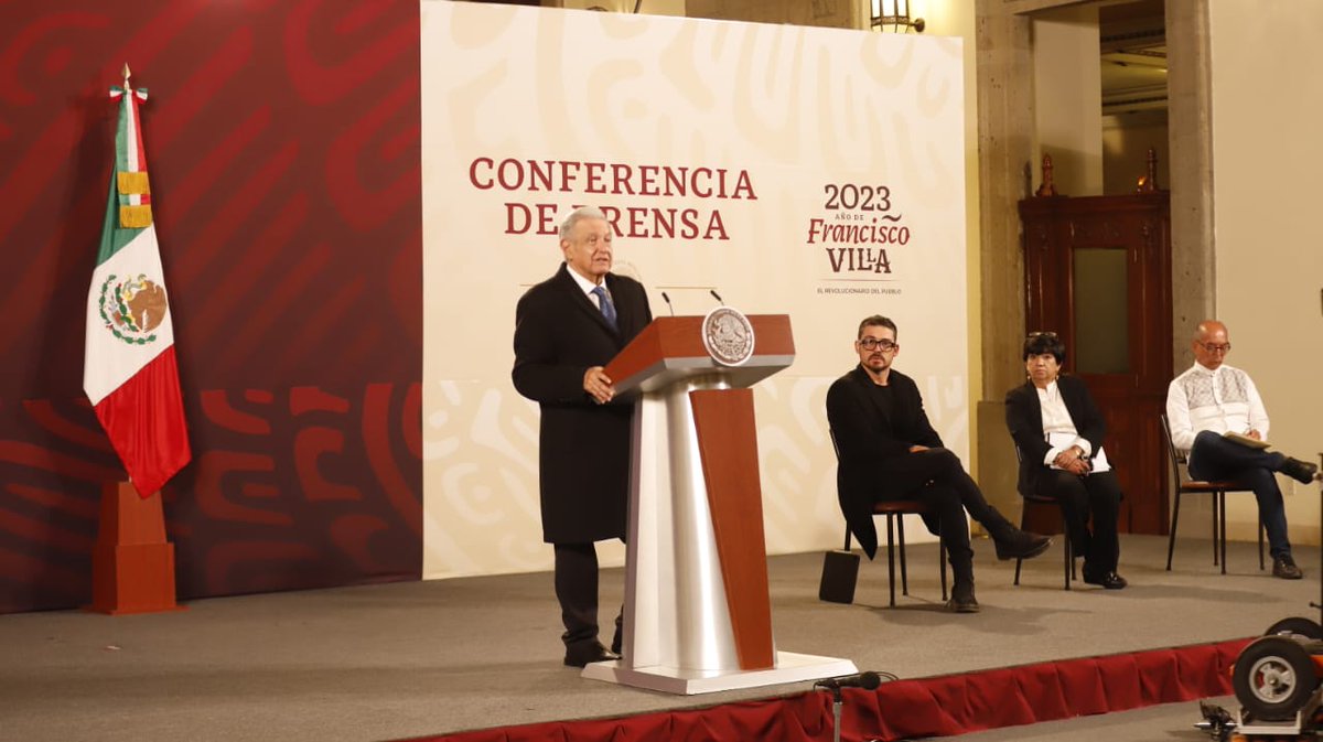 MeyerFalcon's tweet photo. Hoy con el presidente @lopezobrador_ compartimos los avances del gran equipo de @SEDATU_mx en territorio.

Ya son casi 1,000 obras entre deportivo, parques, mercados, plazas, escuelas, centros de salud y más. Todo para comunidades que no recibían este tipo de obras. #MiMexicoLate https://t.co/qDXuRmz6SK