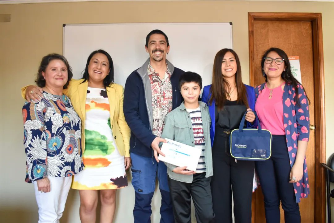 mineducloslagos's tweet photo. Esta mañana Seremi @danielacarvacho Directora Regional de Junaeb, Adriana maldonado y Vivianne Sanchez, Encargada del Programa Servicios Médicos de @junaeb, hicieron entrega dedispositivo auditivo al estudiante Matias Silva quién tiene una Hipoacusia Severa en sus oídos. https://t.co/NvObQGhONO