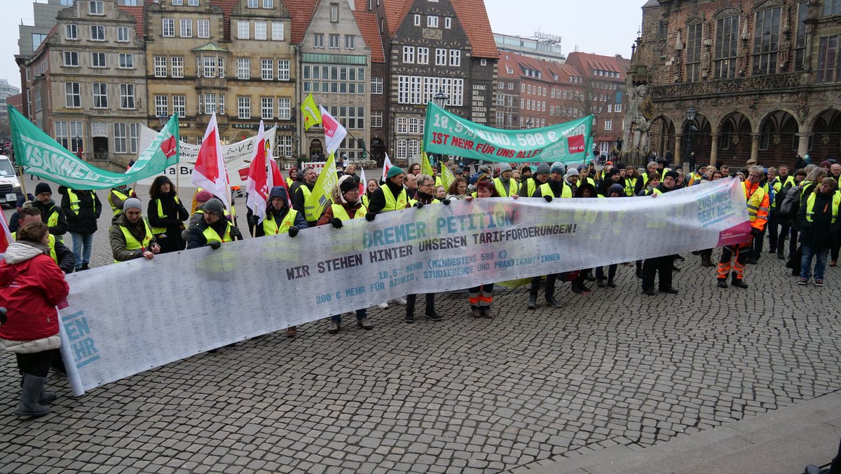 wildeflow's tweet photo. Obviously inspired by Jane #McAlevey @rsgexp and @rls_organizing: BREMEN Public Sector Workers prep their strike using #structuretests and majority petition https://t.co/E8jzMchgOQ