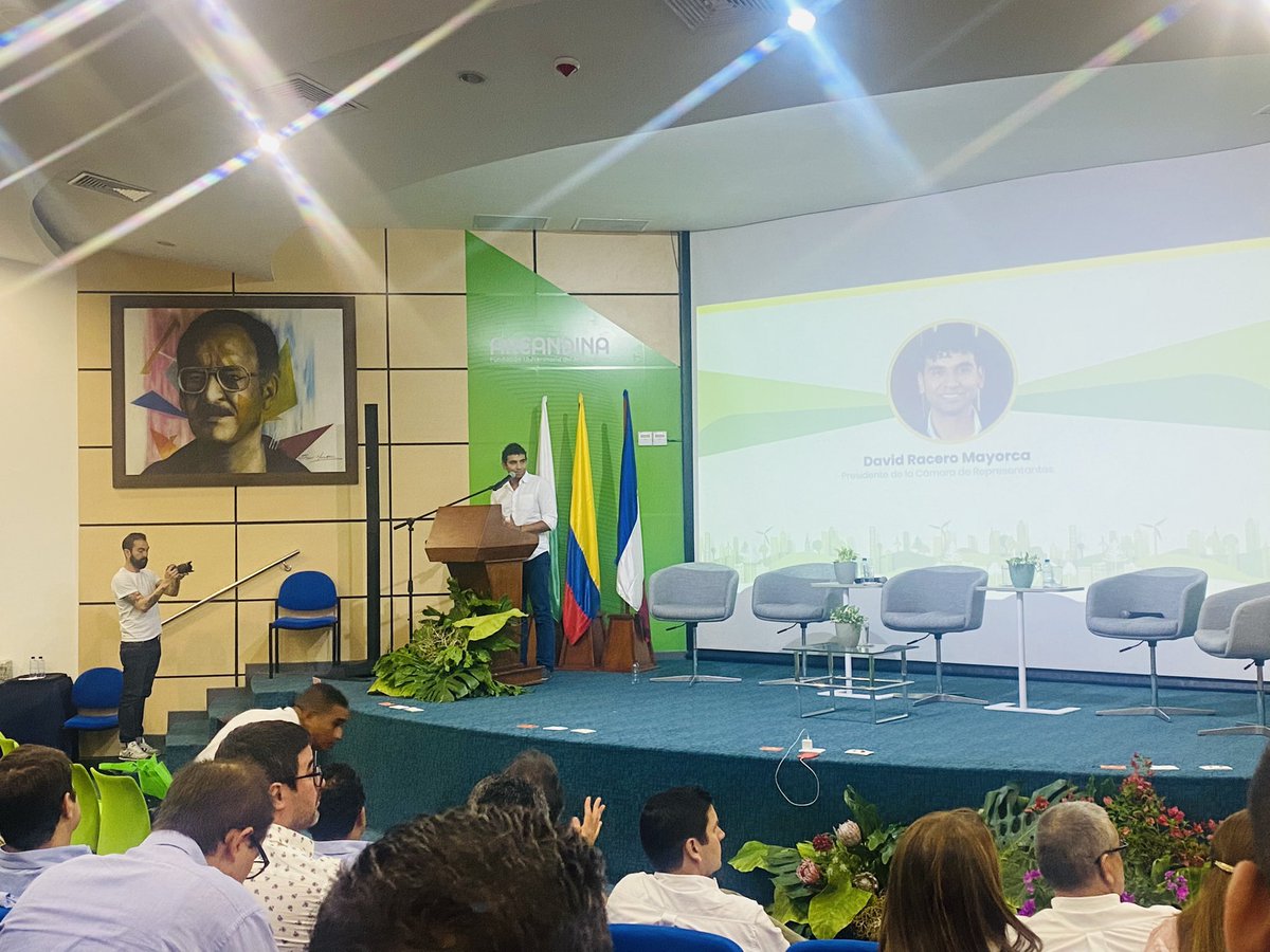 CARLOSED8's tweet photo. En este momento el senador @DavidRacero pdte Cámara de representantes, menciona que sin #TransicionEnergetica en el Cesar no habrá transición en el País, en el marco del foro de potencia Energética en el Departamento de @NaturgasCol y @Areandina. Muy sensato. @gelcagutierrez https://t.co/sW4OruocUS