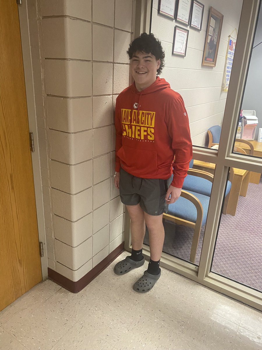 SymmesValleyHS's tweet photo. There is always “that one kid” who rubs the fur on the Bengal the wrong way on WHO DEY DAY!  Just a little fun between Zander Hurn and Mr. Humphreys, our principal, today at SVHS. https://t.co/nxgFdfit9s