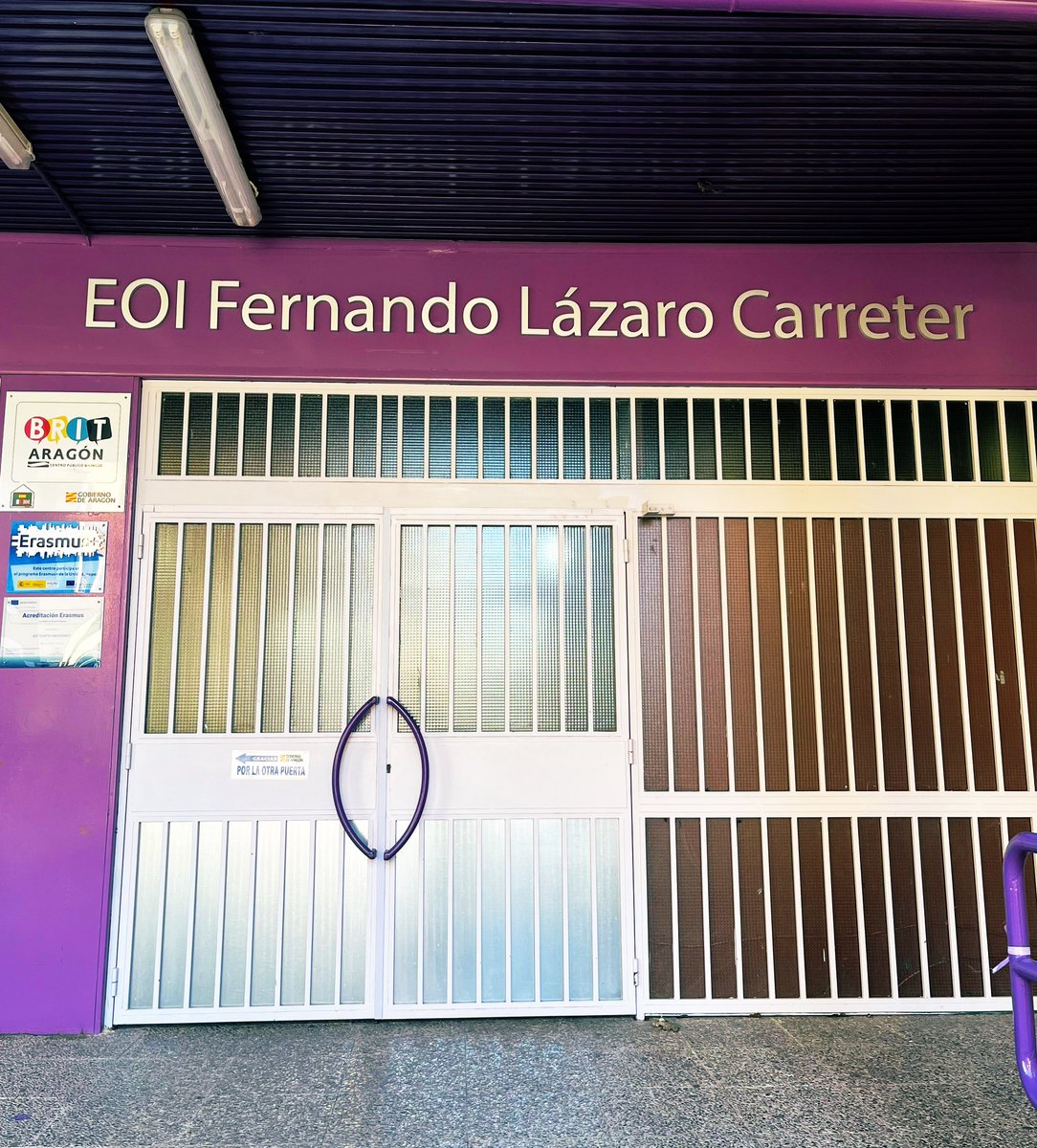 mariamdigital's tweet photo. Esta semana termina con la visita y el #plandigitaldecentro de la #eoifernandolazarocarreter, conversando con @natalialzam sobre prácticas educativas y multitud de cuestiones varias relacionadas con la #cdd. ¡Se ha pasado el tiempo volando! @cpjuandelanuza @dgafprofesorado https://t.co/yAQa4dFPwN