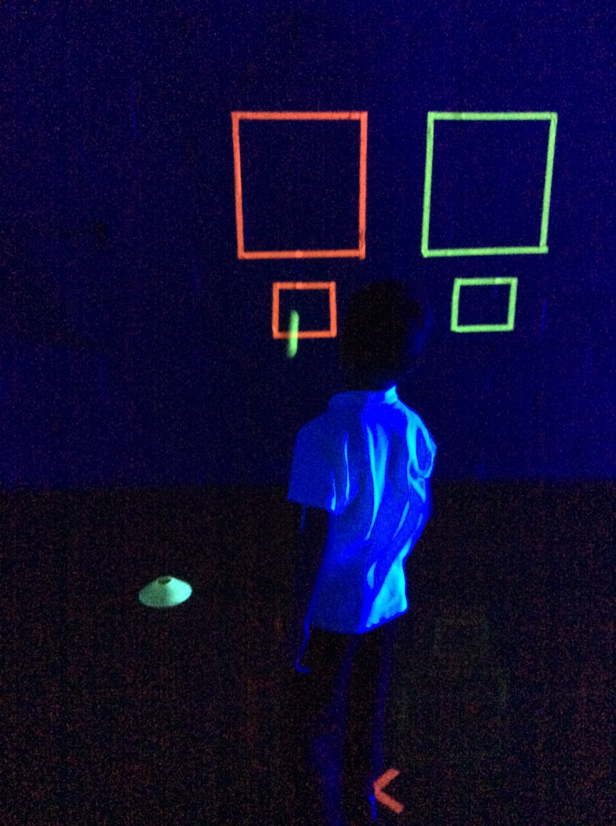 Lakeside_school's tweet photo. KS1 thoroughly enjoyed the Get Glowing event @letsgetahead @ActiveNLincs #getglowing https://t.co/wW4GvwedHY