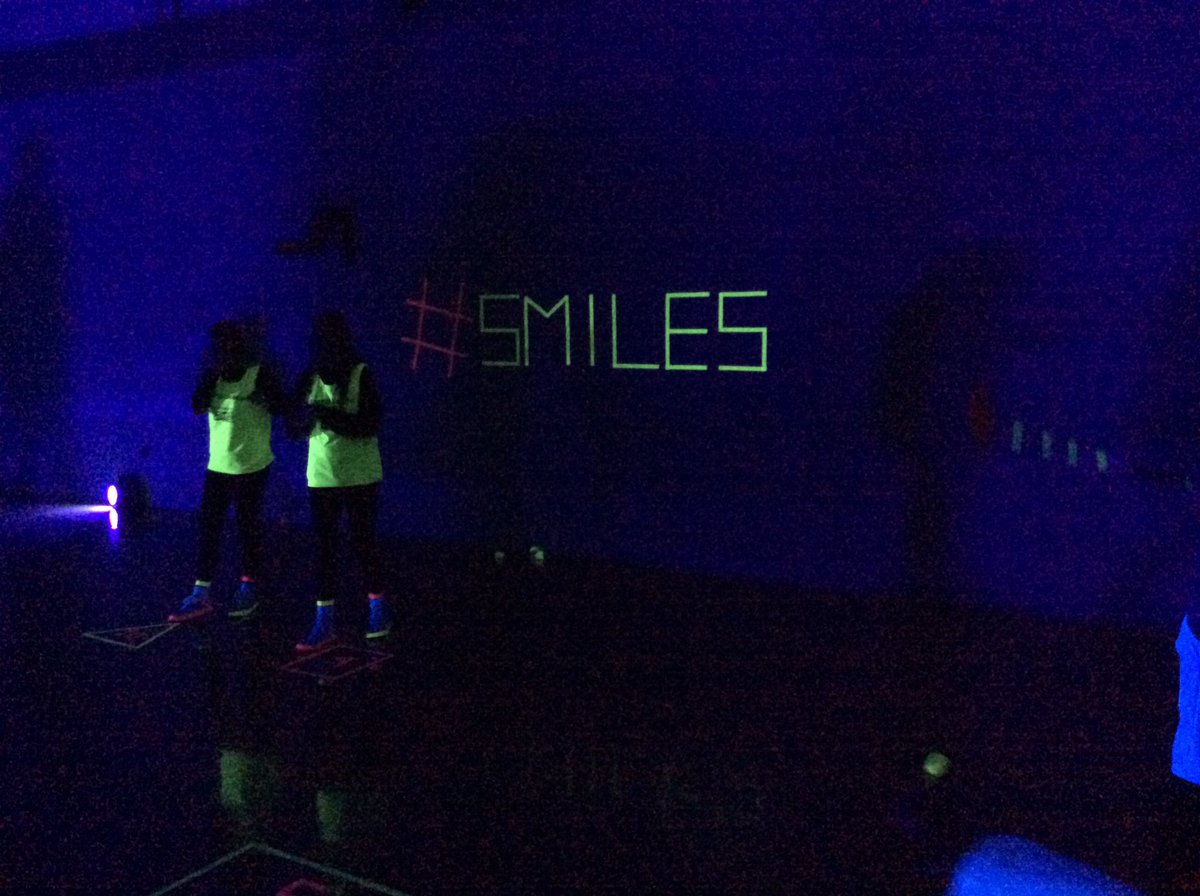 Lakeside_school's tweet photo. KS1 thoroughly enjoyed the Get Glowing event @letsgetahead @ActiveNLincs #getglowing https://t.co/wW4GvwedHY