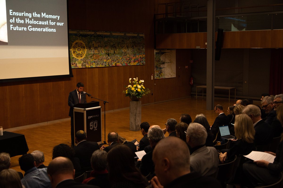 AustriaInCH's tweet photo. Am #InternationalHolocaustRemembranceDay🕯️gedenken wir der Opfer des Nationalsozialismus. Die gestrige Berner Gedenkveranstaltung der 🇮🇱 Botschaft widmete sich der generationsübergreifenden Erinnerungskultur.📷Aline Zandona 

#IHRD2023 #IHRABern #IHRD2023Bern #WeRemember #shoah https://t.co/Pj8c7rxa4N