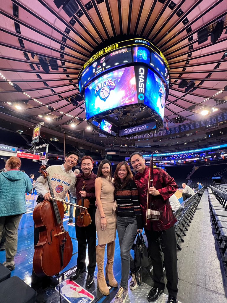 朋友在Madison Square为“Knicks”表演，我也是第一次进后台。